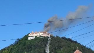 Incendiu la Cetatea Râşnov din Braşov. Turiştii au fost evacuaţi preventiv (Video)