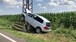 Un șofer a ajuns cu mașina într-un stâlp, după un carambol lângă Băicoi