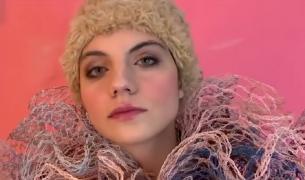 Designer-ul Alexandra Şipa face piese vestimentare din produse reciclabile