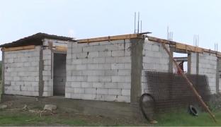 Casă construită din donații, la un pas de a fi dărâmată de auorități, în județul Suceava