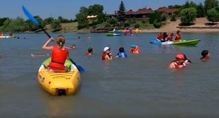 Zeci de copii învață să se dea cu caiacul pe un lac din Satu Mare (Video)