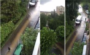 Străzi acoperite de șuvoaie, în Baia Mare, după o ploaie torențială de câteva minute