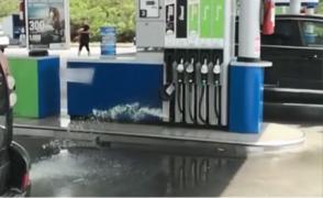 Un șofer care a plecat cu furtunul de la pompă a provocat haos într-o benzinărie de pe Autostrada Soarelui (Video)