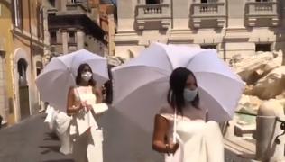Zeci de mirese au protestat la Fontana Di Trevi din Roma pentru că pandemia le-a anulat planurile de nuntă