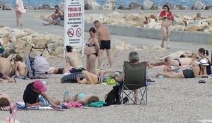 Turiștii fac economie pe litoral, în plină pandemie. Cearceaful, din nou la modă