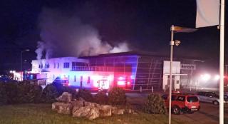 Incendiu puternic la o reprezentanță auto din Baia Mare. Mai multe mașini de pompieri intervin