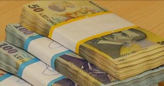 Trei din zece români spun că au economisit în izolare