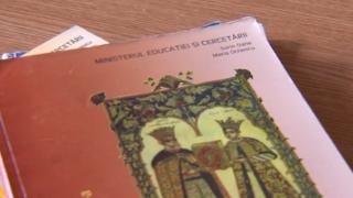 Anul şcolar ar putea începe iar cu lipsuri. Elevii care trec în clasa a VIII-a nu au manuale