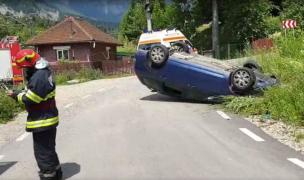 O mașină plină cu copii, veniți în tabără, s-a răsturnat la Sinaia (Video)