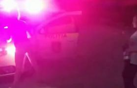 Două tinere au pornit girofarul și muzica și au dansat lasciv lângă mașina poliției, în Moldova (video)