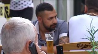 Reguli noi la terasele din Braşov. Un ospătar aduce comanda, altul nota