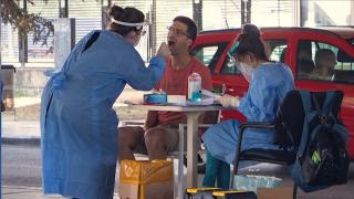 Românii care pleacă în Grecia stau la coadă la teste pentru coronavirus