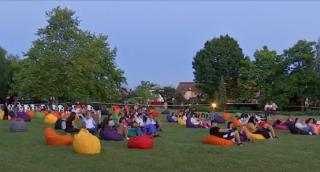 Cinematograf în aer liber, lângă Coloana Infinitului din Târgu Jiu