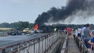 Accident mortal pe autostradă în Bulgaria. Un TIR a distrus mai multe mașini și a luat foc
