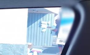 Angajaţii unei firme de curierat, filmați în timp ce aruncă colete într-un depozit