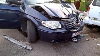 Un şofer de 15 ani a spulberat o mamă care îşi plimba copilul, în Alexandria