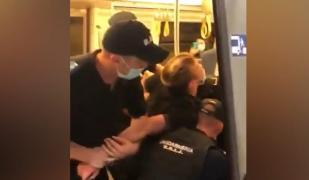 Tânăr încătușat la metrou de jandarmi pentru că nu purta masca pe nas: "Stai cuminte că-ți rupe mâna!" (video)