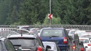 Zeci de mii de turişti au căutat relaxarea la munte. Jandarmii i-au sfătuit să poarte masca de protecţie şi în aer liber