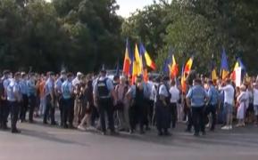 Miting fără măşti de protecţie şi distanţa socială, în Piața Victoriei