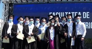 Festivități de absolvire, în condiții de pandemie. Tinerii ajung în serii ca să îşi ridice diploma