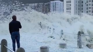 O furtună puternică a umplut de spumă faleza din Cape Town (Video)