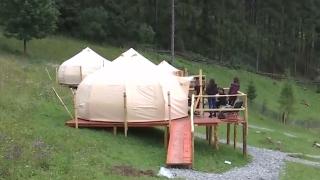 Glampingul, cazarea la cort de lux, o opţiune pentru turişti în această vară