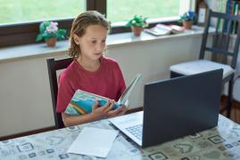 Școala ar putea începe tot în mediul online