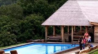 Piscina infinită, raiul exotic dintr-un sat de munte din Baia Mare (Video)