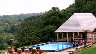Piscina infinită, raiul exotic din satul de munte de la poalele munţilor Gutâi