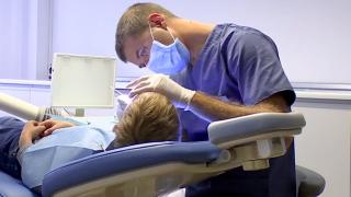 Pierderea dinților, una dintre cele mai mari neplăceri. O bază bună la nivelul dinţilor, schimbă fizionomia