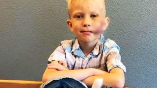 Un băiat de doar 6 ani şi-a riscat propria viaţă pentru a-şi salva sora de un câine agresiv