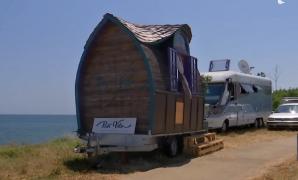 Căsuța de poveste de la malul mării atrage acum toate privirile turiştilor