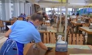 Criză de muncă pe litoral. Angajaţii sezonieri consideră că regulile impuse de pandemie le îngreunează munca