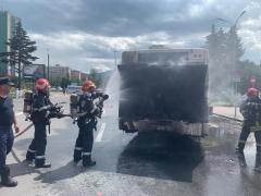 Un autobuz cu zece călători la bord a luat foc în Gara Brașov (Video)