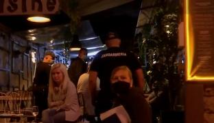 Amenzi de mii de lei pentru tinerii care nu au respectat restricțiile impuse la terasele din Cluj (Video)