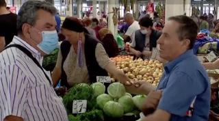 Românii sunt mai speriați de prețuri, decât de coronavirus. Distanțarea este imposibilă în piețe (Video)