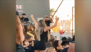 Distracție pe litoral, fără mască și frică de coronavirus. Au fost și excepții: "Preferăm să-i respectăm pe ceilalţi, chiar dacă ei nu o fac" (Video)