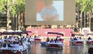 Parizienii au mers la film cu barca, pe Sena (Video)