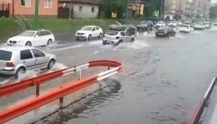 Cod portocaliu de ploi, vijelii şi grindină. Vremea rea a distrus mai multe gospodării