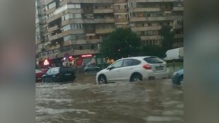 Inundații în Drumul Taberei, după furtuna din București