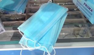 Turiștii români care pleacă în străinătate trebuie să-și pună măști de protecție în bagaj pentru a evita plata unor amenzi