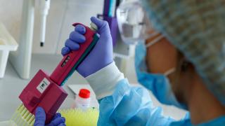 Un bărbat care a învins covidul, s-a întors să ajute spitalul împotriva virusului