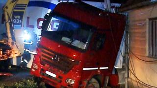 Accident grav, în Albești. Şoferul unui TIR a pierdut controlul volanului și a lovit două case