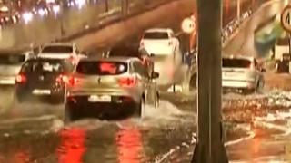 Mai multe cartiere din Bucureşti au fost inundate după o ploaie de trei ore