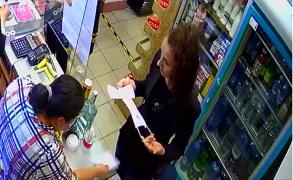 O tânără din Baia Mare a lovit o vânzătoare care i-a cerut să poarte mască de protecție în magazin (Video)