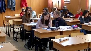 Elevii din Târgu Jiu care au luat 10 la Evaluare sau Bacalaureat sunt premiați cu câte 5.000 lei