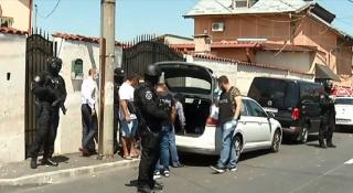 Suspecți dintr-o grupare interlopă, reținuți pentru că ar fi șantajat mai mulți cântăreți de manele