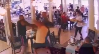 Mai multe persoane s-au implicat într-o bătaie pe o terasă din Curtea de Argeș (Video)