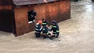 O bătrână din Bihor a fost salvată de ape de o echipă de pompieri