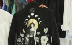 Pasiune transformată în afacere de succes. O tânără din Făgăraş pictează haine unicat